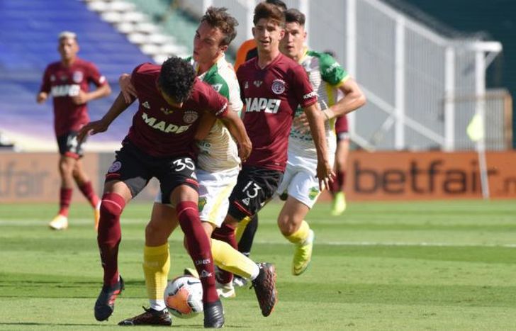 Aguirre frena un avance de Isnaldo.