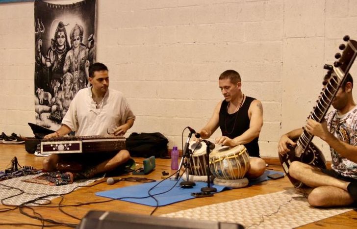 El concierto de música de la India con Pablo Grace, Alan Suez y Guido Estrada.