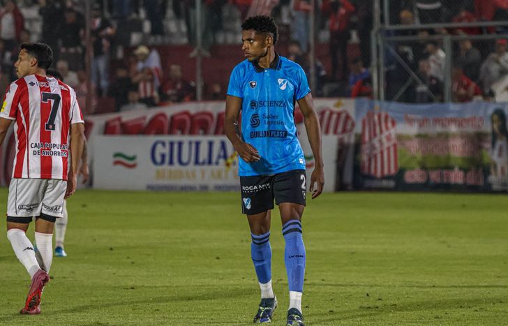 Oswaldo Pacheco se afianzó en la defensa de Temperley.