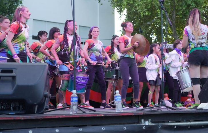 El Festival de las Mujeres convocó a miles de personas en la Plaza Grigera.