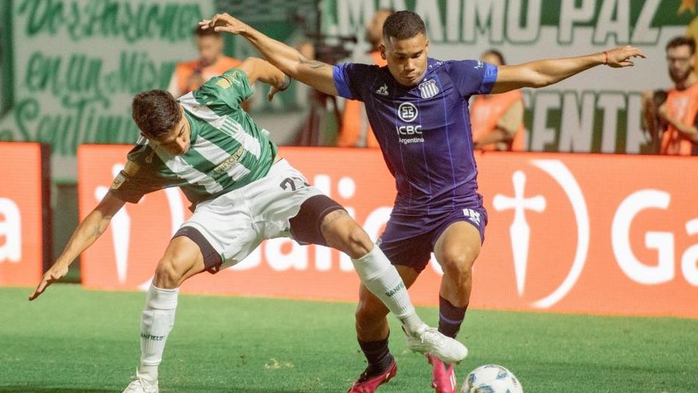 Álvarez procura dominar el balón.