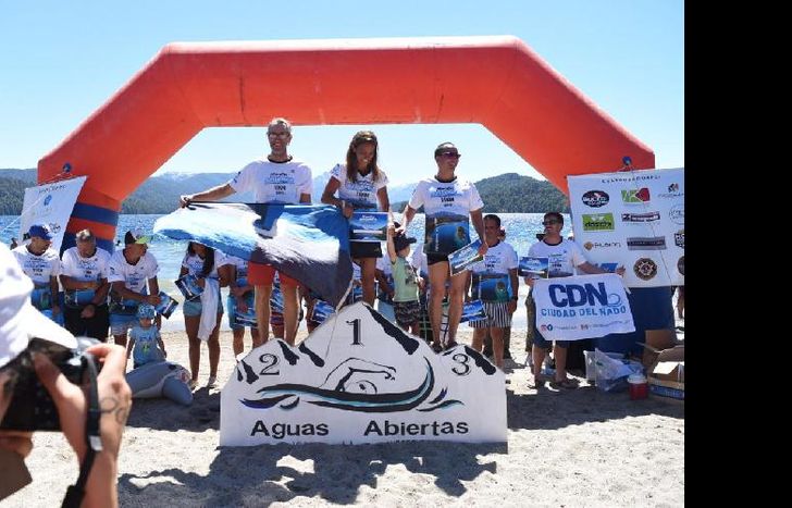 La nadadora y profesora del club de Adrogué, en el primer puesto de la clasificación general de la carrera en Villa La Angostura.