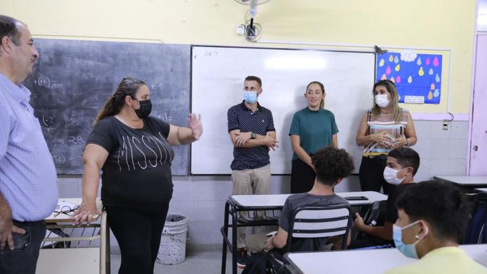 Autoridades visitaron la Secundaria N°58 de Llavallol.
