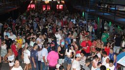 Adolescentes, jóvenes y adultos disfrutan de la música y el baile.