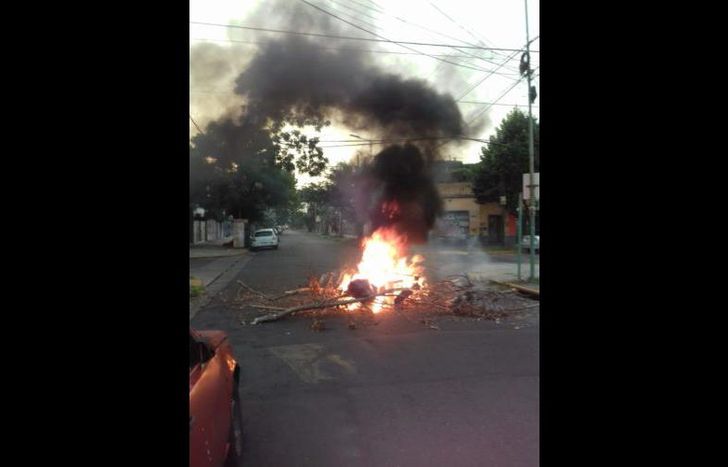 Fuego y ramas en la esquina de Laprida y Boquerón.