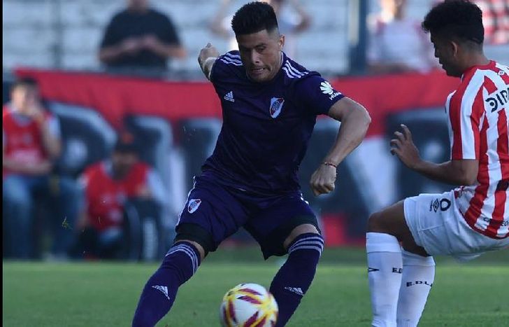 Jorge Moreira intenta meter el centro ante la presencia de Lucas Rodríguez. El Pincha tuvo solidez y lo ganó bien.