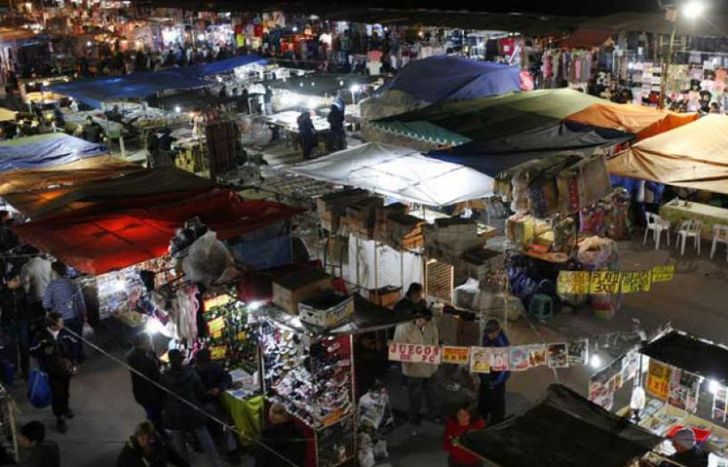 La organización ilícita pedía coimas a puesteros para dejarlos trabajar.