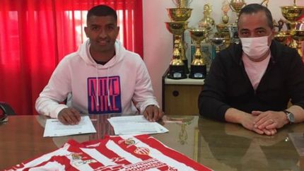 Luis Monge firma su contrato con el presidente Alejandro Freije. Luis Monge firma su contrato con el presidente Alejandro Freije.