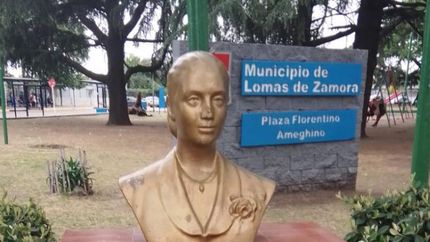 La plaza ya cuenta con nuevos bustos. Una gran iniciativa.