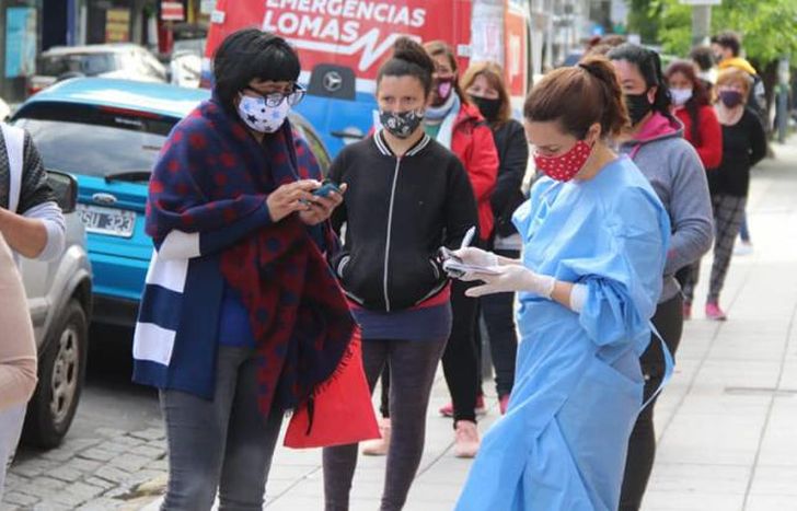 Una larga fila se formó ayer delante del tráiler de salud.