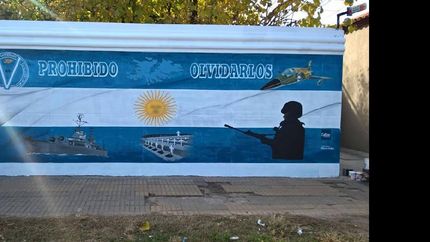 Marcial Lazarte también realizó un mural sobre Malvinas en Llavallol.