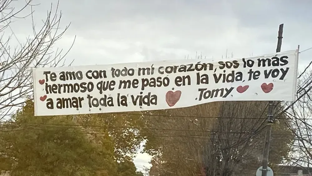El autor del pasacalle viral de Llavallol aclaró dudas. El autor del pasacalle viral de Llavallol aclaró dudas.