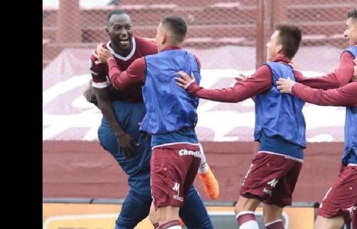 Sinisterra recibe el abrazo de todos sus compañeros luego de su gol a Patronato.
