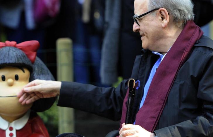 Mafalda con Quino, su creador.