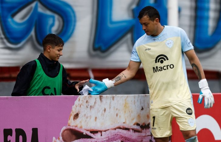 El momento en que Joaquín Papaleo recibe la ayuda de los alcanza pelotas de Los Andes.