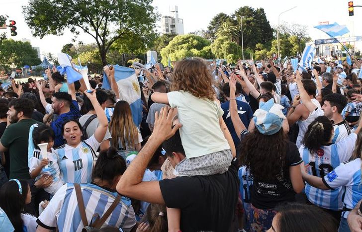 Vecinos celebrando en la esquina de Hipólito Yrigoyen y Sáenz.