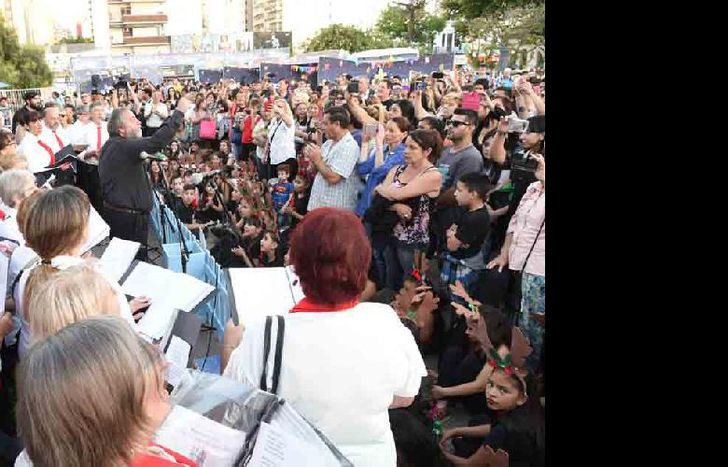 La plaza estuvo colmada de gente durante la primera jornada.