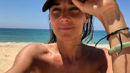 Juana en la playa.