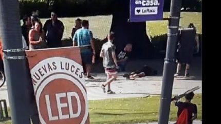 Los testigos gritaban enfáticamente con el objetivo de que el agresor se detenga, pero continuó inclusive cuando la víctima ya estaba inconsciente.