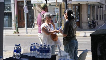 Ante la ola de calor, Lomas dispuso de puntos de hidratación para la gente.