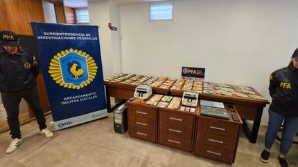 El dinero incautado por la Policía Federal en el allanamiento.