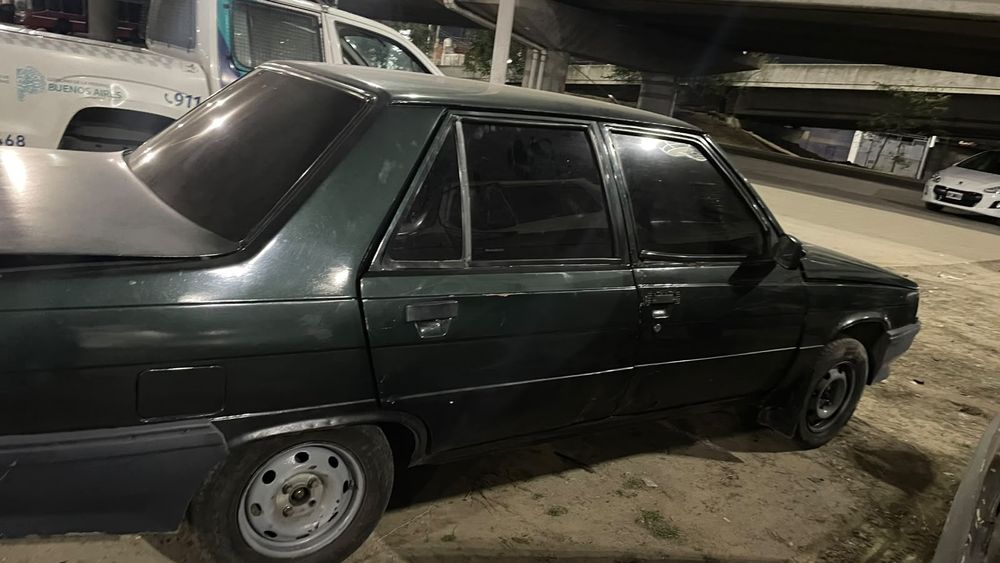 El auto robado en el que iban los detenidos.