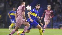 La pelota sin dueño ante las miradas de Braghieri y Orsini.
