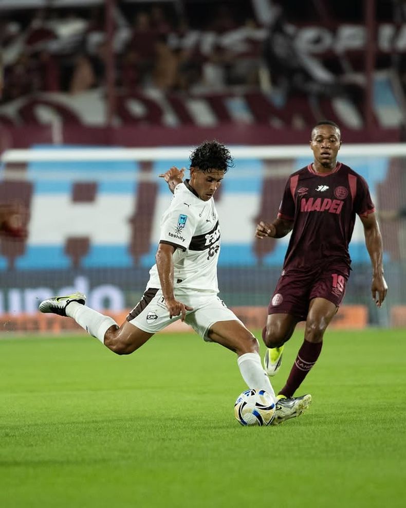 Valois fue titular en Lan&uacute;s.