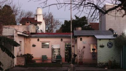 En el patio de la Biblioteca Julio Cortázar de Lomas ubicada en Miguel Cané 967.