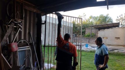 El portón tenía una fuerte carga eléctrica que le habría provocado la muerte al joven. El portón tenía una fuerte carga eléctrica que le habría provocado la muerte al joven.