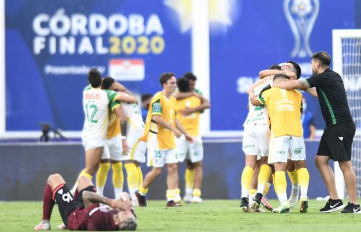 El festejo de Defensa y la desazón de Lanús en el final.