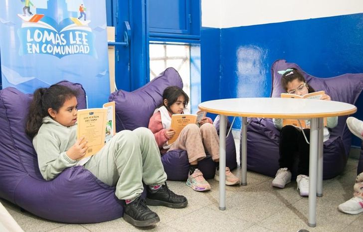 Cada estudiante de las 99 escuelas primarias está recibiendo un libro para llevarse a casa.