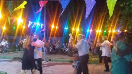 Las parejas van a la plaza para disfrutar del tango y la milonga.