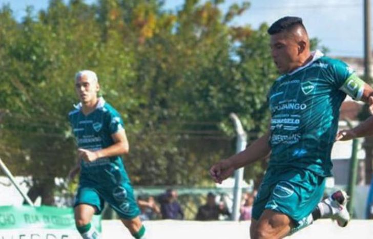 Miranda Moreira con la pelota y más atrás Romero.