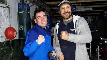 Daniel Randone, que debutó como profesional, junto a su entrenador, Diego La Bestia Sanabria.
