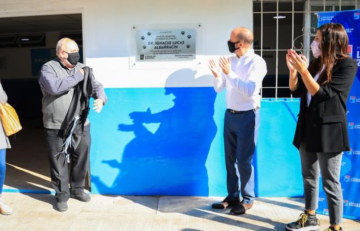Colocaron la placa con el nombre de Dr. Ignacio Lucas Albarracín.