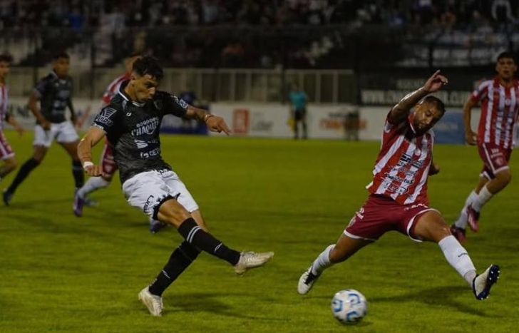 Remate al gol de Maxi Romero.