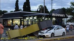 El cartel de MacDonalds de Banfield cayó sobre un vehículo.