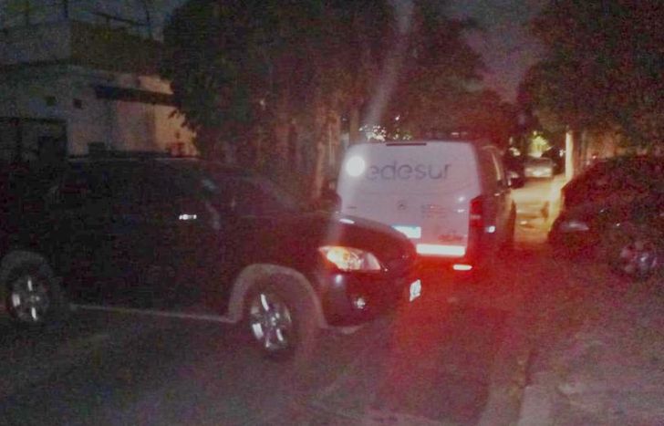Cruzaron autos para que la camioneta de Edesur no pudiera irse.