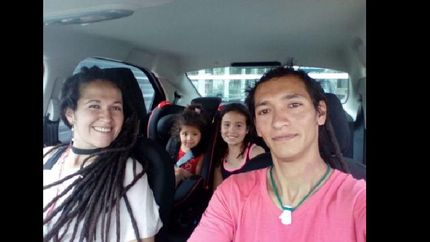 la familia completa esperando seguir con su destino.