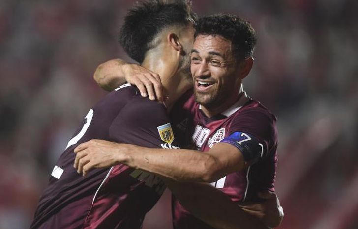 Acosta celebra su gol en una noche complicada.