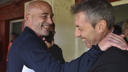 Saludo entre Kudelka y Méndez. Saludo entre Kudelka y Méndez.