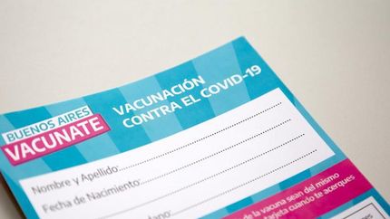 Presentan denuncia penal por un carnet de vacunación ilegal.