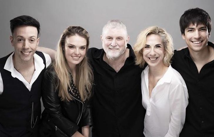 El director y su elenco.