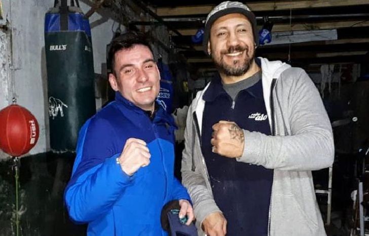 Daniel Randone, que debutó como profesional, junto a su entrenador, Diego La Bestia Sanabria.