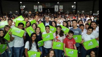 otros 1.370 alumnos secundarios recibieron su tablet en avellaneda