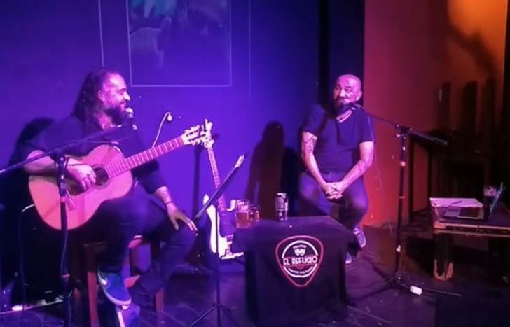 Alberto Salto y Daniel Bastias arriba del escenario del Refugio.