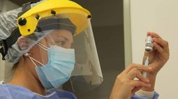 Las trabajadoras de las salud se preparan.