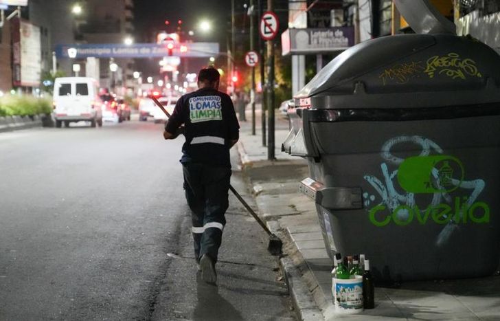 De día y de noche hay operativos simultáneos en todos los barrios.