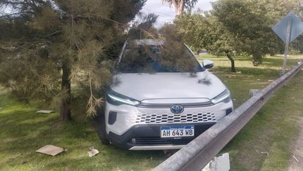 El auto en el que escaparon tras la entradera. El auto en el que escaparon tras la entradera.